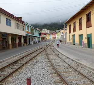Der Zug fährt mitten durch die Stadt