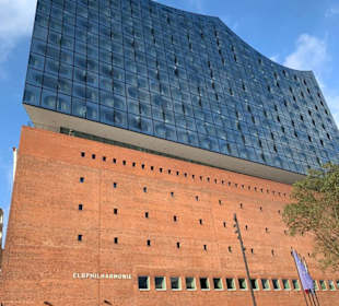 Elbphilarmonie vor dem Gebäude