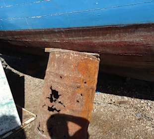 Man beachte die Stütze auf dem das Boot liegt
