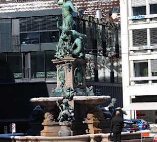 Platz und Brunnen vor der Stiftskirche