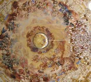 Blick in die barocke, riesige Kuppel