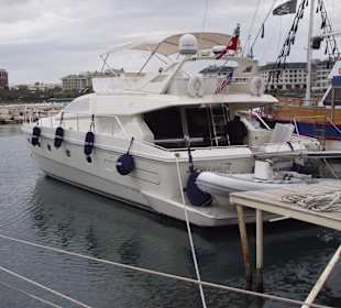 Hafen neben Hotelstrand