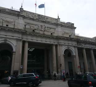 Das Hauptportal.
