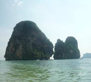 Ausblick auf die Felsen Pranang Cave Beach