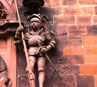 Steinfigurgen am Schlosseingang