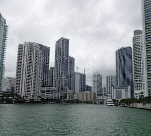 Skyline vom Wasser her