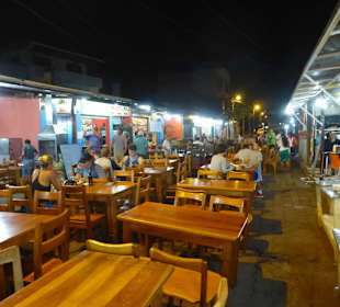 Tische und Stühle steh auf der Straße