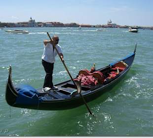 Ein Gondoliere bei der Arbeit