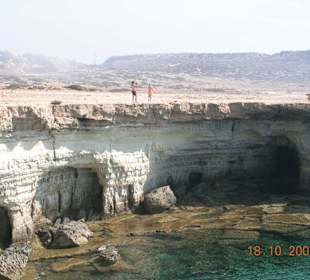 Höhle auf dem Weg zum Cap Greko