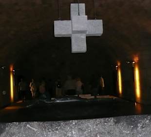 Kreuz, der Mittelpunkt im Kellerraum...