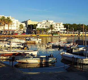 Es Cana Strand mit Fischerhafen