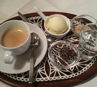 Espresso, Vanilleeis, Praline und Wasser