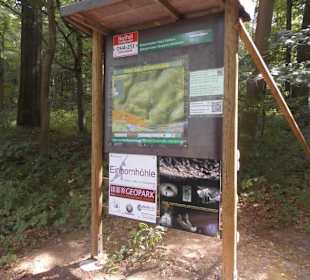 Informationsschild auf dem Weg zur Höhle