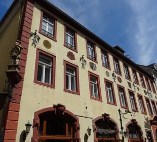 Figuren an den Fassaden