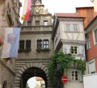 Stadttor und Rathaus (links)