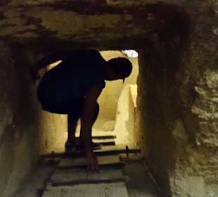 Abstieg in einer der kleinen Pyramiden (ca. 20 m)