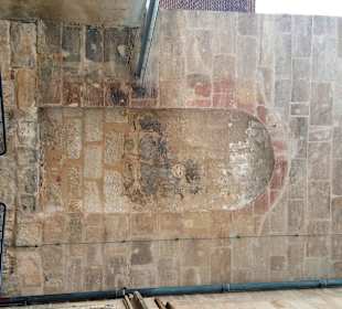 Vor dem Seiteneingang  mit Brunnen