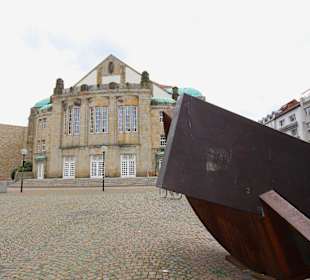 Stadttheater mit Skulptur Gleichgewicht