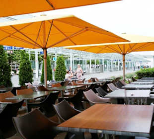 Vor dem Terminal 1