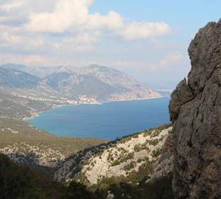Cala Gonone von der Küste aus