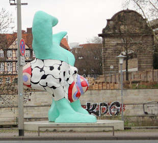 Nana mit Marstall Tor
