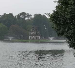 Tempel und Wasserspiele im See