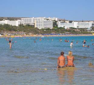 Viele Steine und Felsen im Wasser bei den Nachbarn