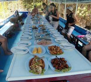 Mittagsbüffet angerichtet auf dem Schiff