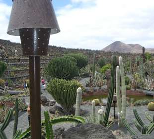 Im Vordergrund Lampe von Cesar