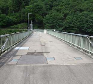 Mauerkrone der Talsperre des Kraftwerkes