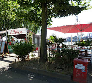 Imbiß mit Blick auf die Elbe am Museumshafen