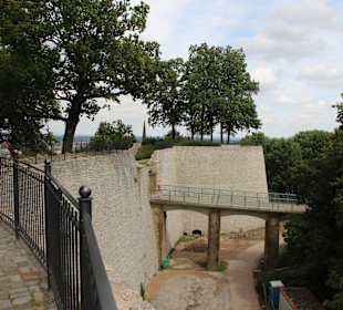 Blick zur Brücke mit Torhaus