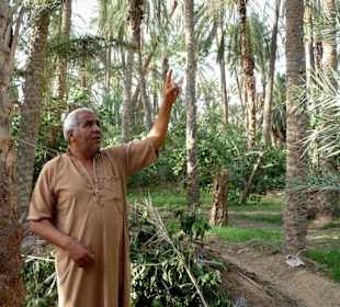 Wüstentour - Älterer Herr im bequemen Kaftan