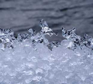 Natürliche Eisskulptur am Strand 