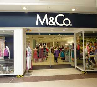 Viele Geschäfte in der Mall