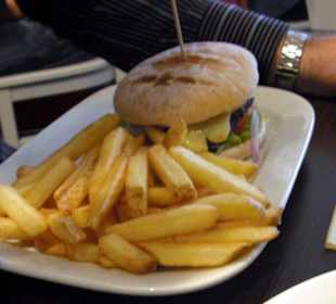 Burger und selbstgemachte Pommes - ein Genuss!