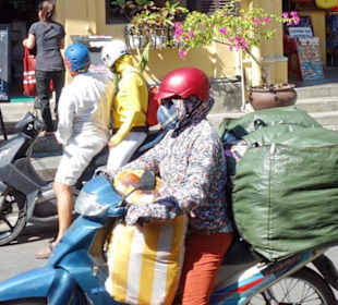 Alles wird mit Moped transportiert