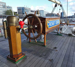 Ruder und Kompass auf dem Achterdeck