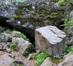 Felsspalt zwischen den Steinen