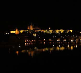 El castillo y el Puente Carlo de noche