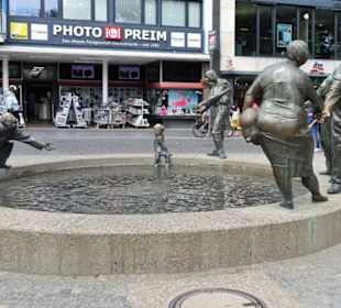 Ansichten des Brunnens "Kreislauf des Geldes"