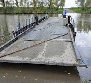 Die Prahmfähre Gräpel am Ufer