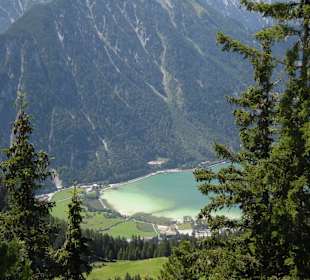 Mit der Rofan-Seilbahn Blick auf den Achensee