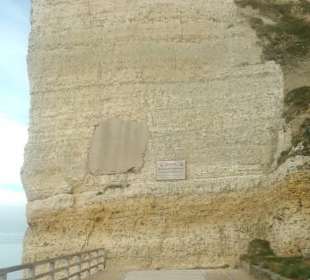 Warnschild im Felsen