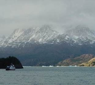 Lago y montañas de fondo