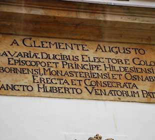 Am Eingang der St. Hubertus Kirche