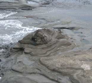 Über diese Felsen führt der Weg.