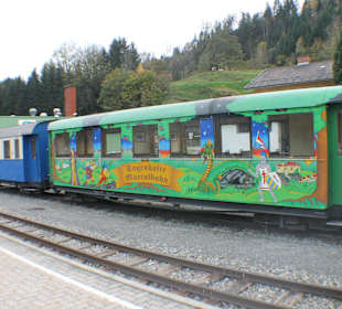 Bunter Nostalgiewagen auf dem Bahnhof Murau