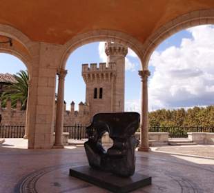 Vorne Kunst hinten alte Gebäude