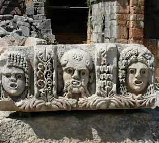 Reliefbilder im Amphietheater